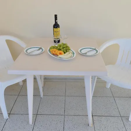 Nina's In Near The יאליסוס